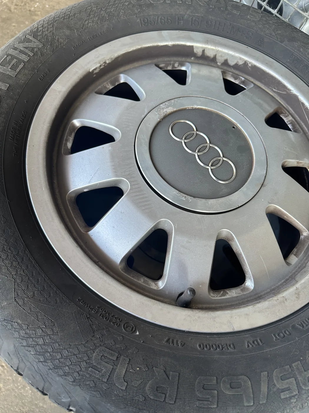 Aluminiumfelge mit montiertem Reifen für den Alufelgenankauf