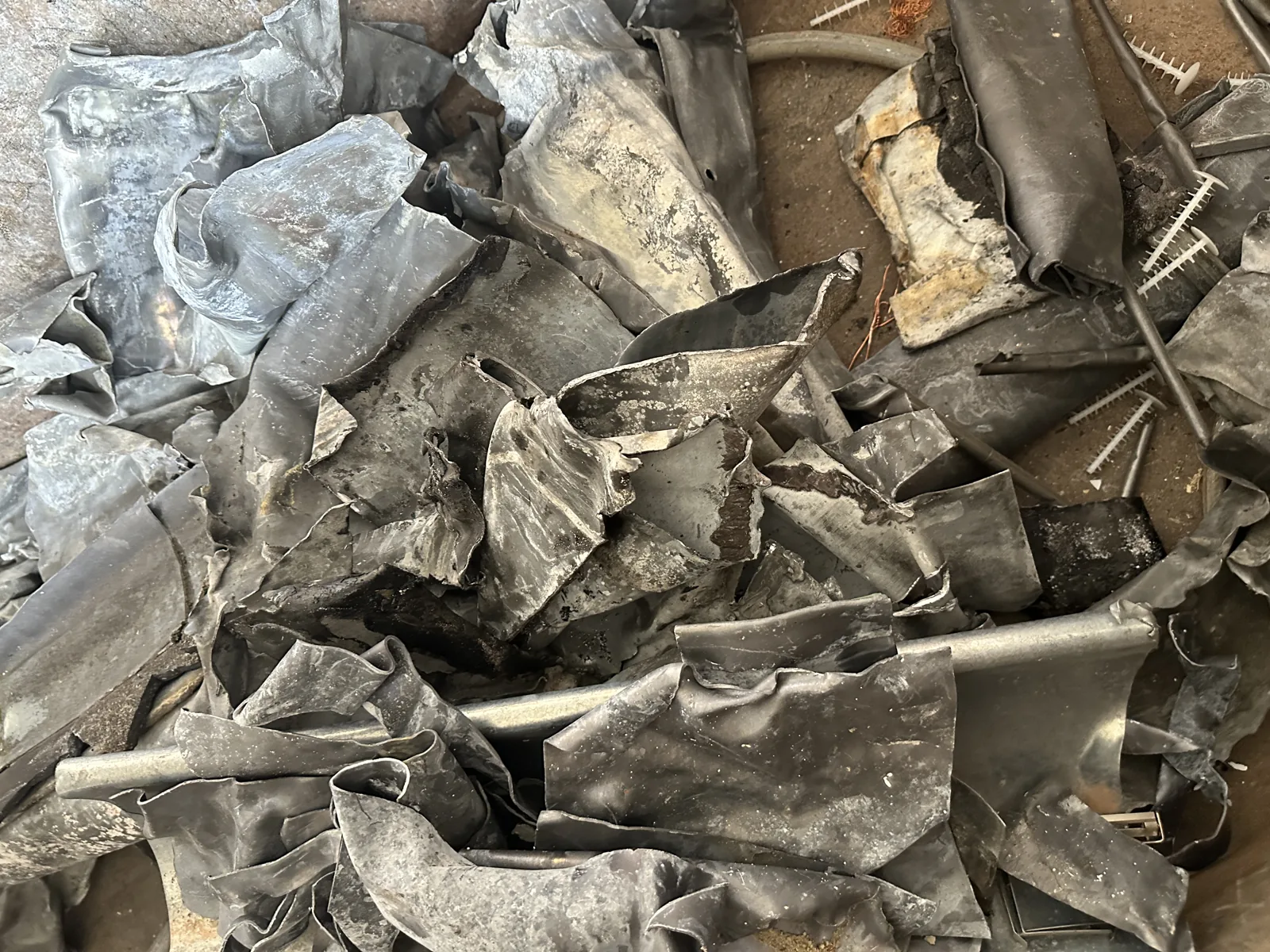 Bleischrott aus Blechen und Metallresten zur Verwertung