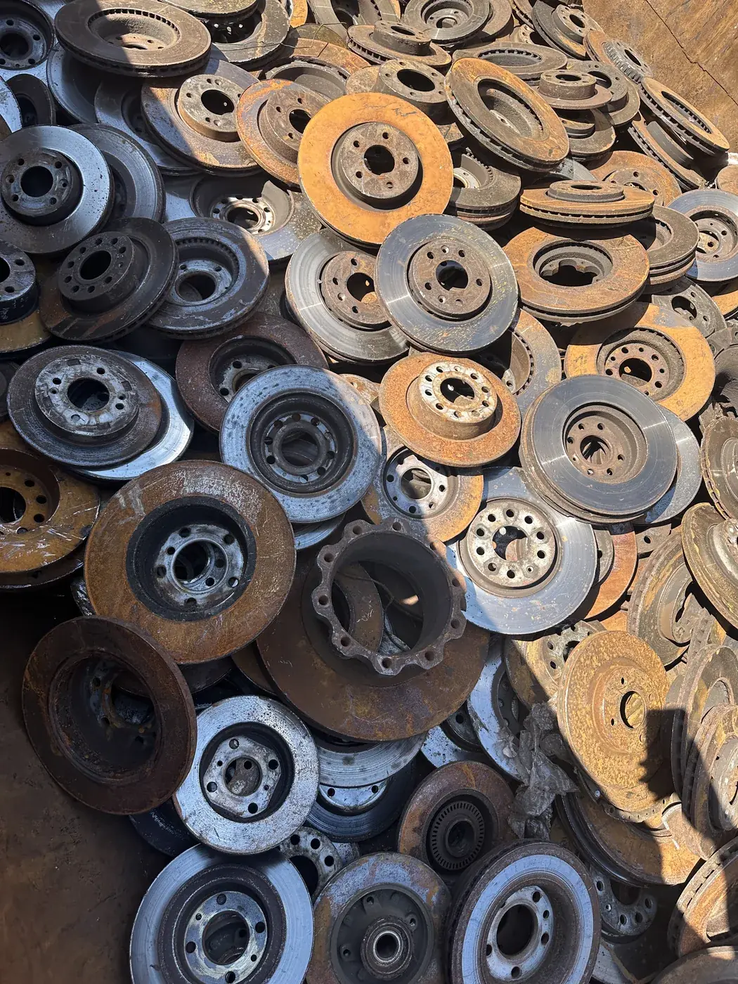 Sammlung gebrauchter Bremsscheiben für den Ankauf