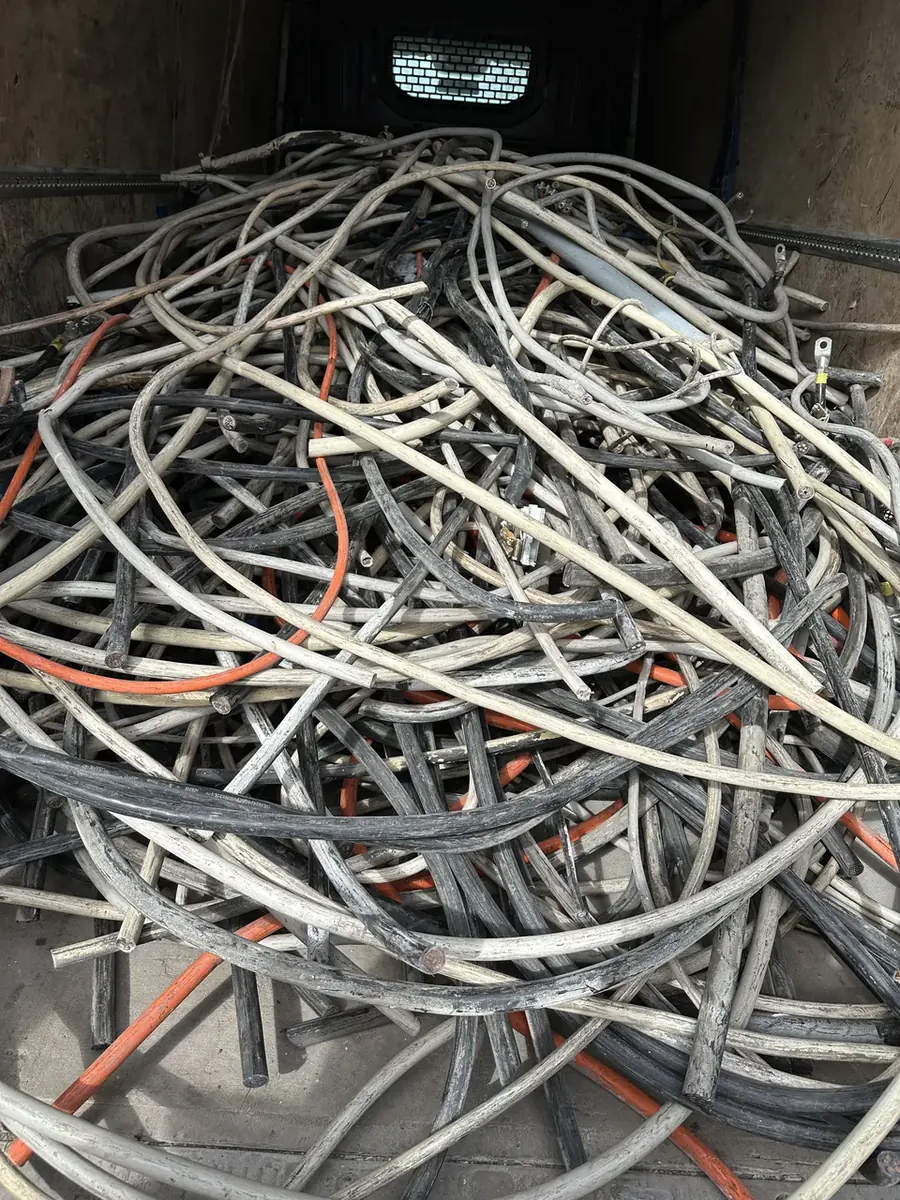 Gesammelte Kabel für den Kabelankauf im Transporter