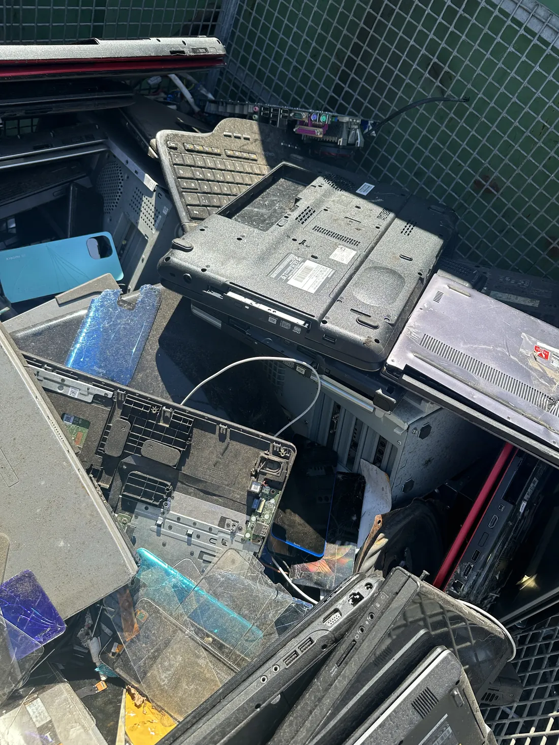 PCs und Laptops als Elektroschrott zur Abholung