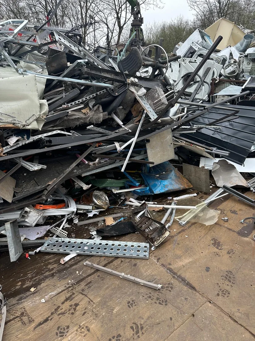 Metallprofile und gemischter Schrott bei der Sortierung für das Recycling