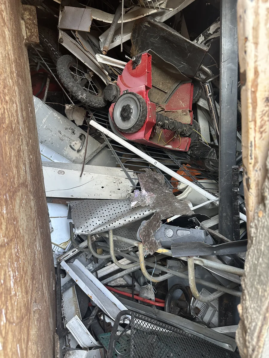 Gemischter Schrott mit Metallteilen und Fahrradresten für die Schrottabholung in Herne