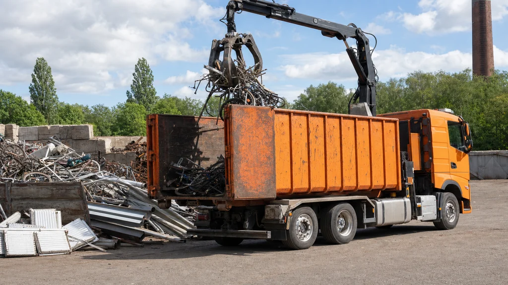 Containerfahrzeug mit Rohren, Fahrr&auml;dern und Metallschrott bei der Schrottabholung in Recklinghausen