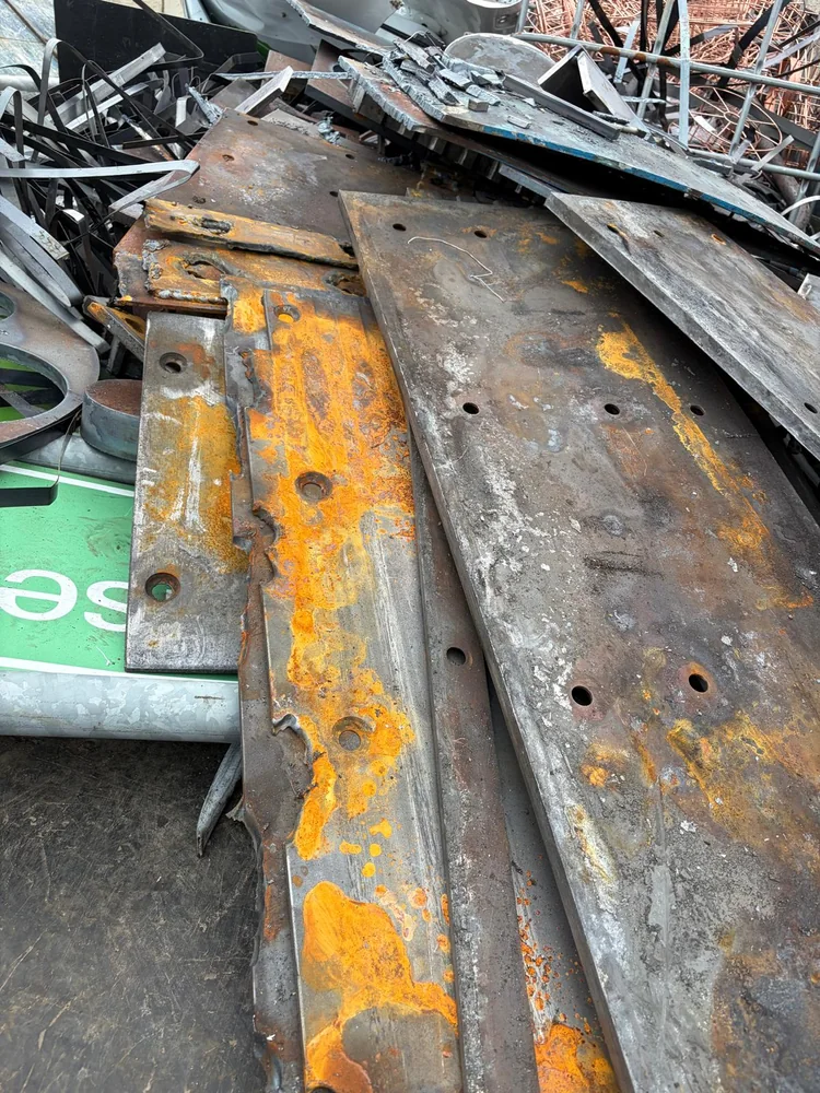 Schwere Stahlplatten und Metallteile für eine Schrottabholung in Recklinghausen