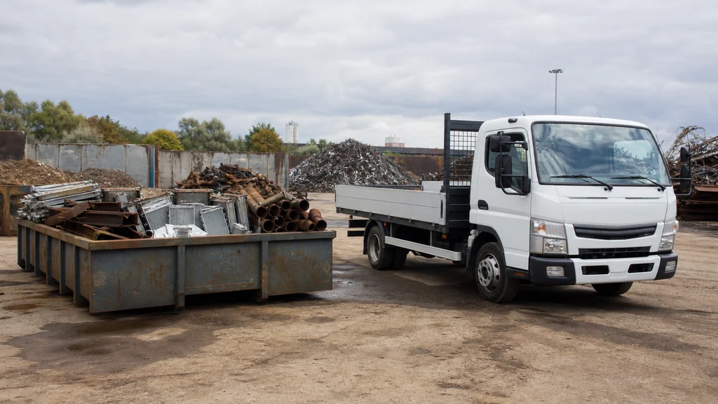 Transporter und Container mit sortiertem Metallschrott für die Schrottabholung in Witten