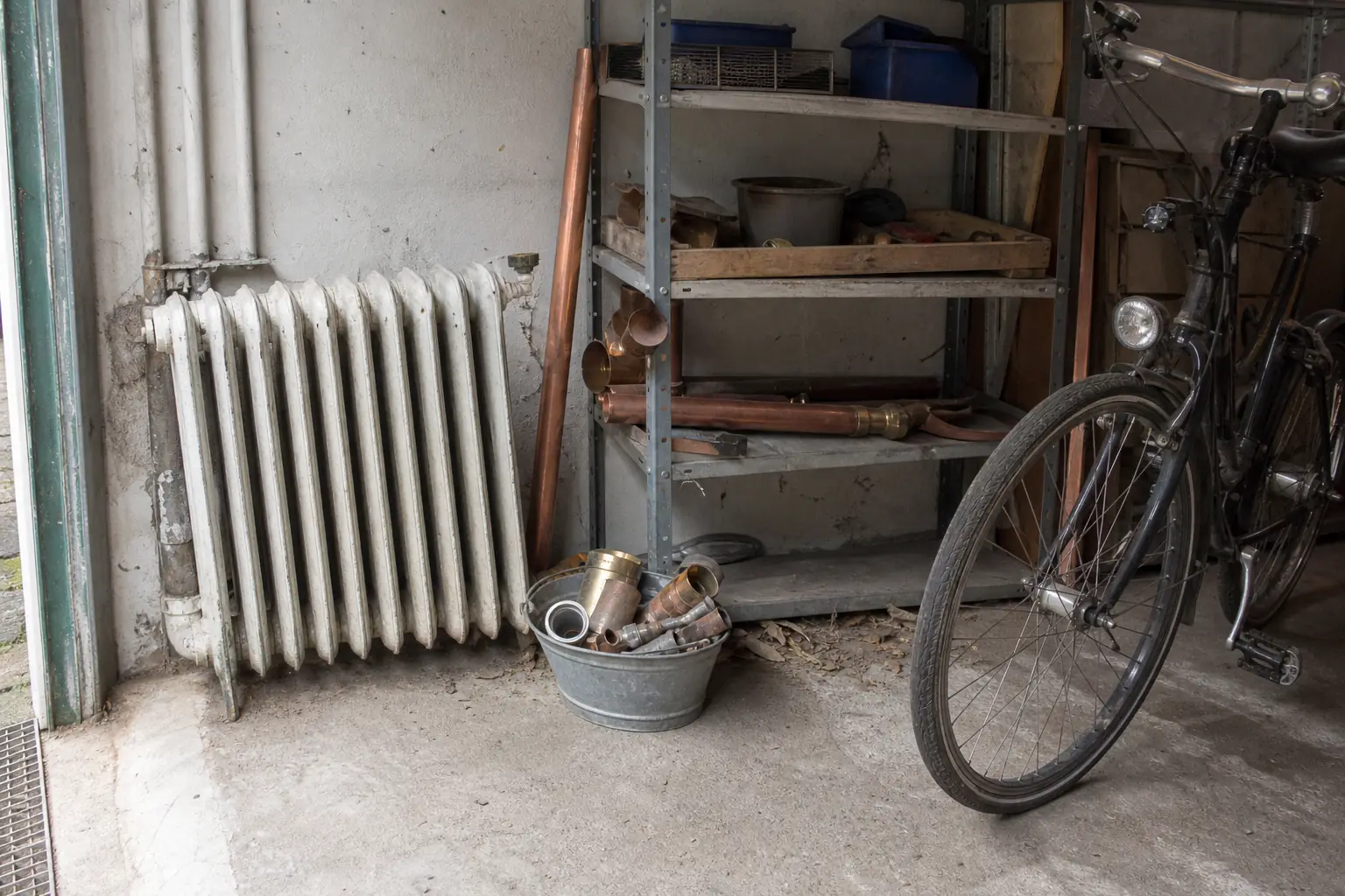 Garage mit Heizkörper, Fahrrad und Metallteilen zur Abholung in Altena
