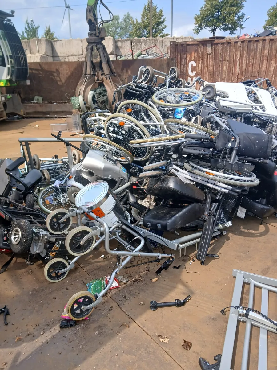 Metallhaltige Hilfsmittel und Fahrräder für die Schrottabholung in Duisburg
