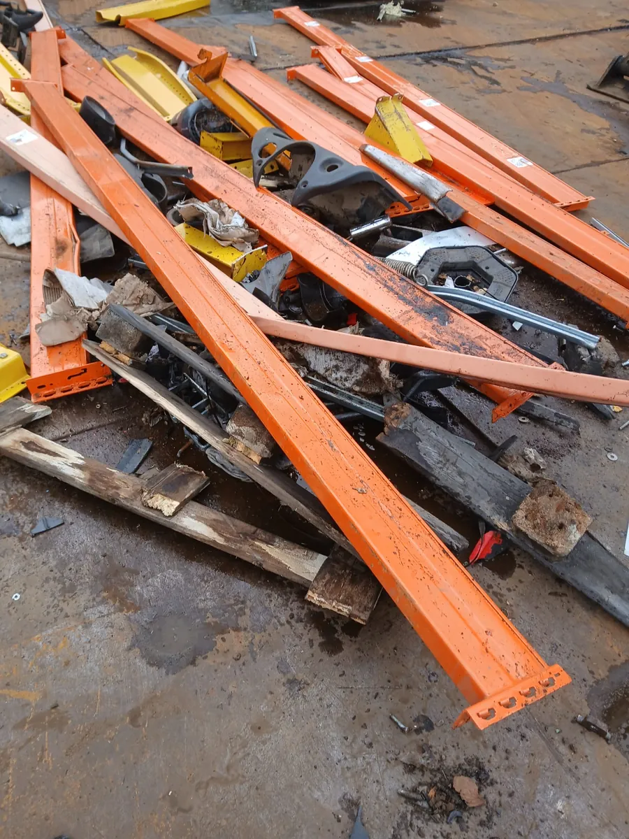 Stahlprofile und Metallbauteile für Schrottankauf und Recycling in Duisburg