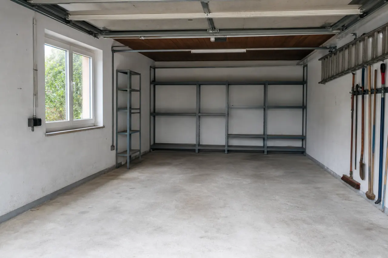 Geräumte Garage nach dem Abtransport von Schrott und Metall