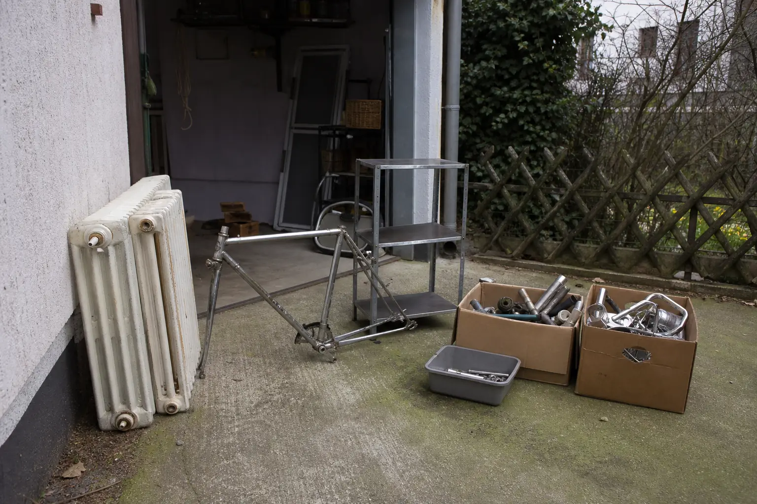 Schrott und Metall vor einer Garage in Hagen
