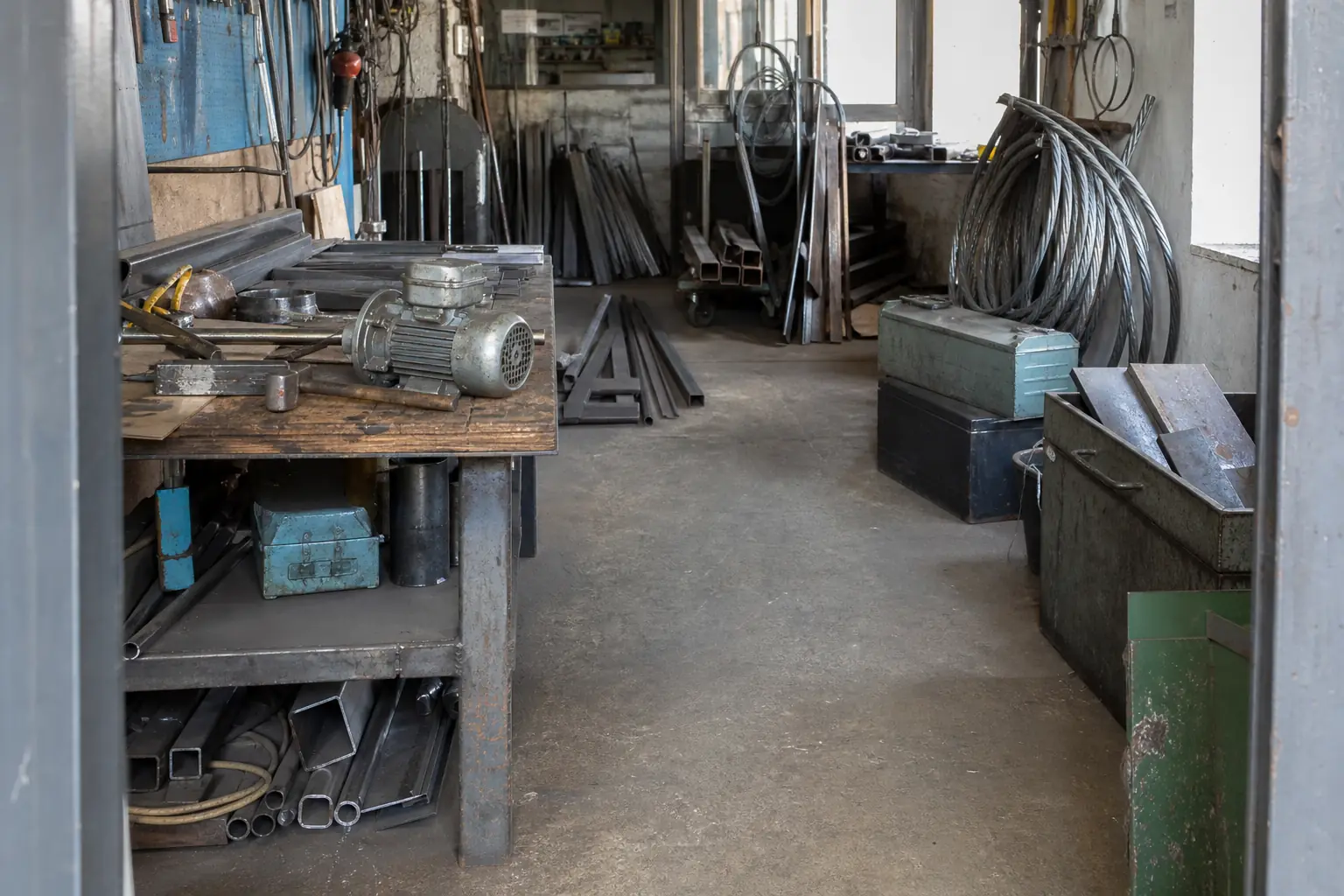 Werkstatt mit Metallprofilen, Kabeln und Maschinenteilen in Hagen