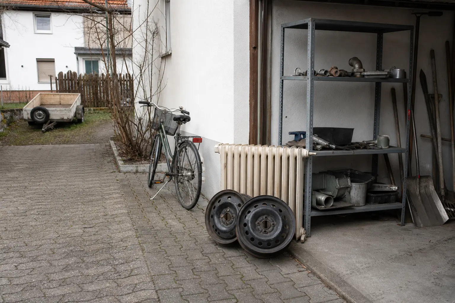 Schrottbestand an Garage und Hof in Leverkusen