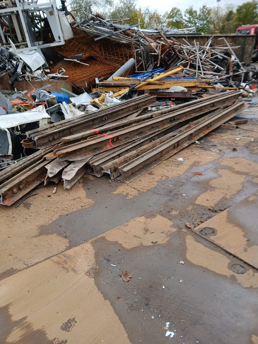 Stahlträger und schwerer Metallschrott für die Abholung in Oberhausen